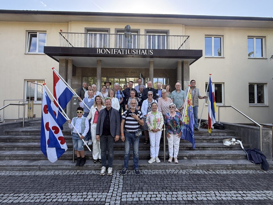 Dokkumer delegatie met vijftig pelgrims op bedevaart naar Fulda