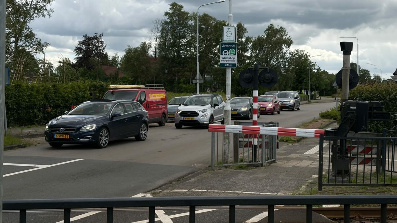 Stroomstoring legt treinverkeer tussen Groningen en Leeuwarden stil; ook spoorbomen dicht