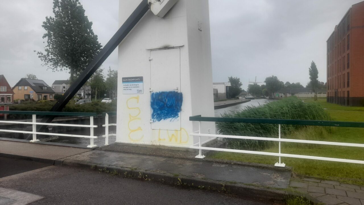 Graffiti op Eebrug in Dokkum