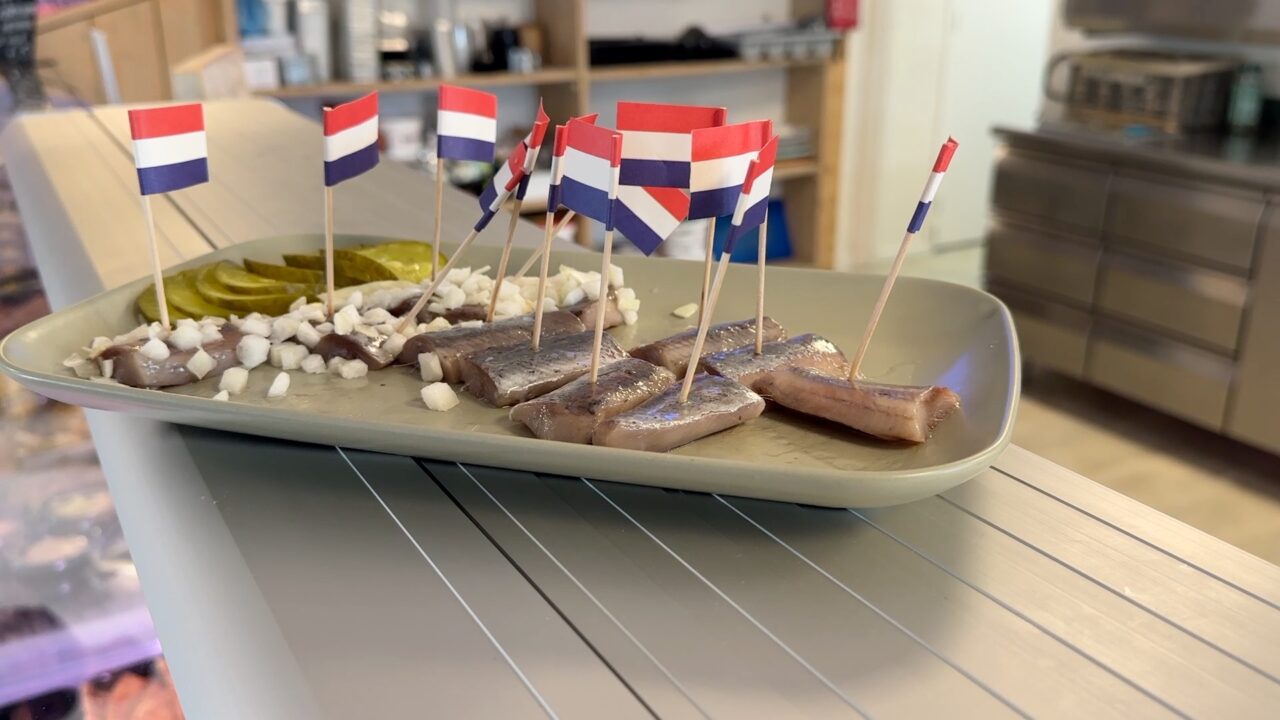 De Hollandse Nieuwe is er weer: haring minder populair onder jongeren
