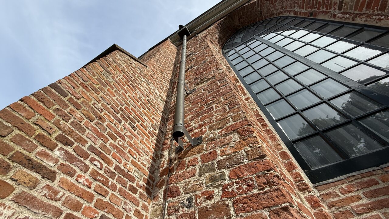 Regenpijpen van Mariakerk in Buitenpost gestolen