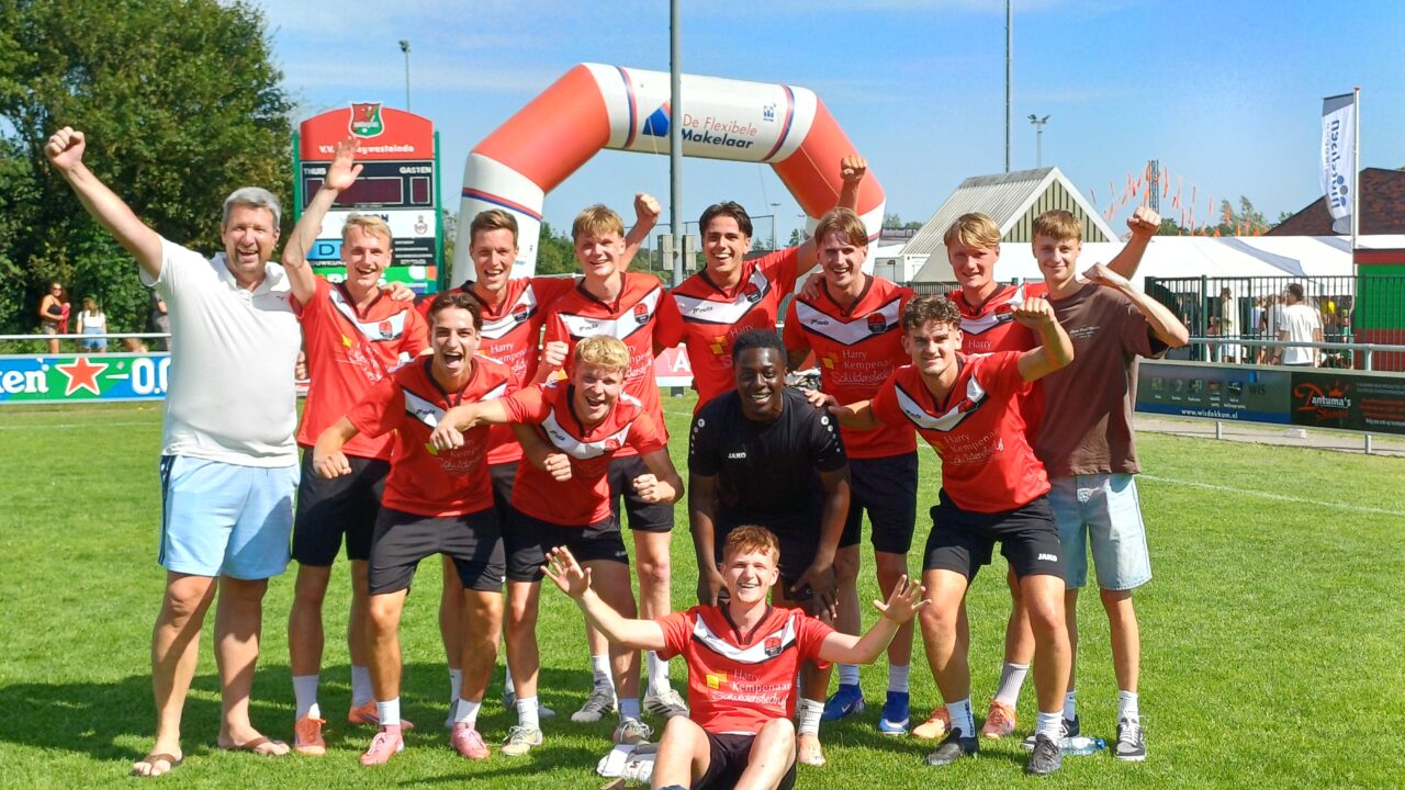 Schildersbedrijf Harry Kempenaar wint Bedrijven Voetbal Toernooi in De Westereen