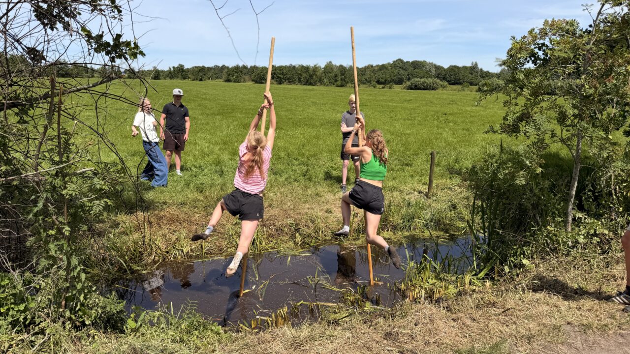 Bûtenlesdei zonder telefoon: Carmel-leerlingen ervaren natuur, rust én sportiviteit
