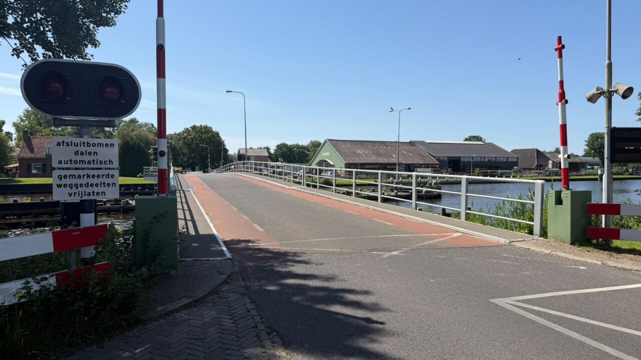 Brug bij Skûlenboarch gekoeld vanaf vrachtschepen na storing door hitte