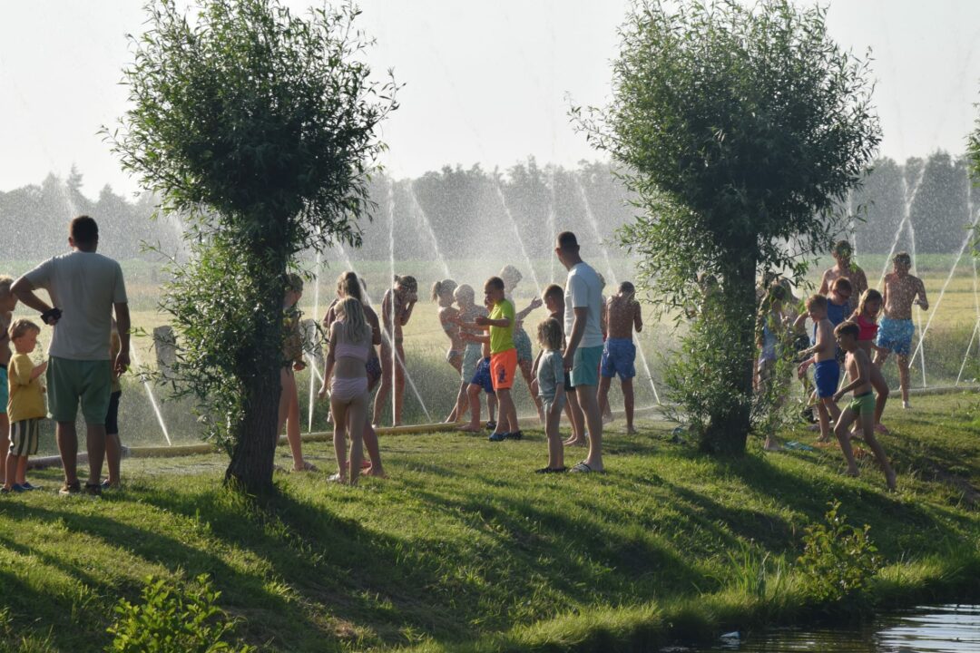 Brandweer zorgt voor waterpret in Surhuisterveen