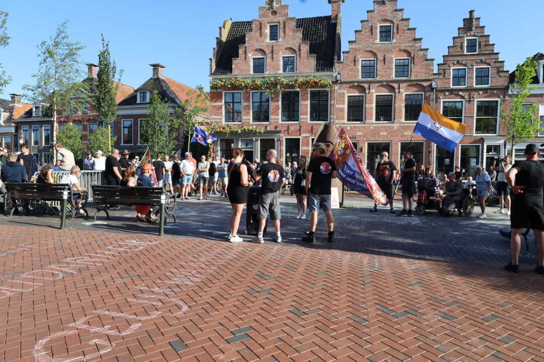 Verzet tegen azc-plannen Noardeast-Fryslân onder het mom ‘geen geweld, wel zorgen’