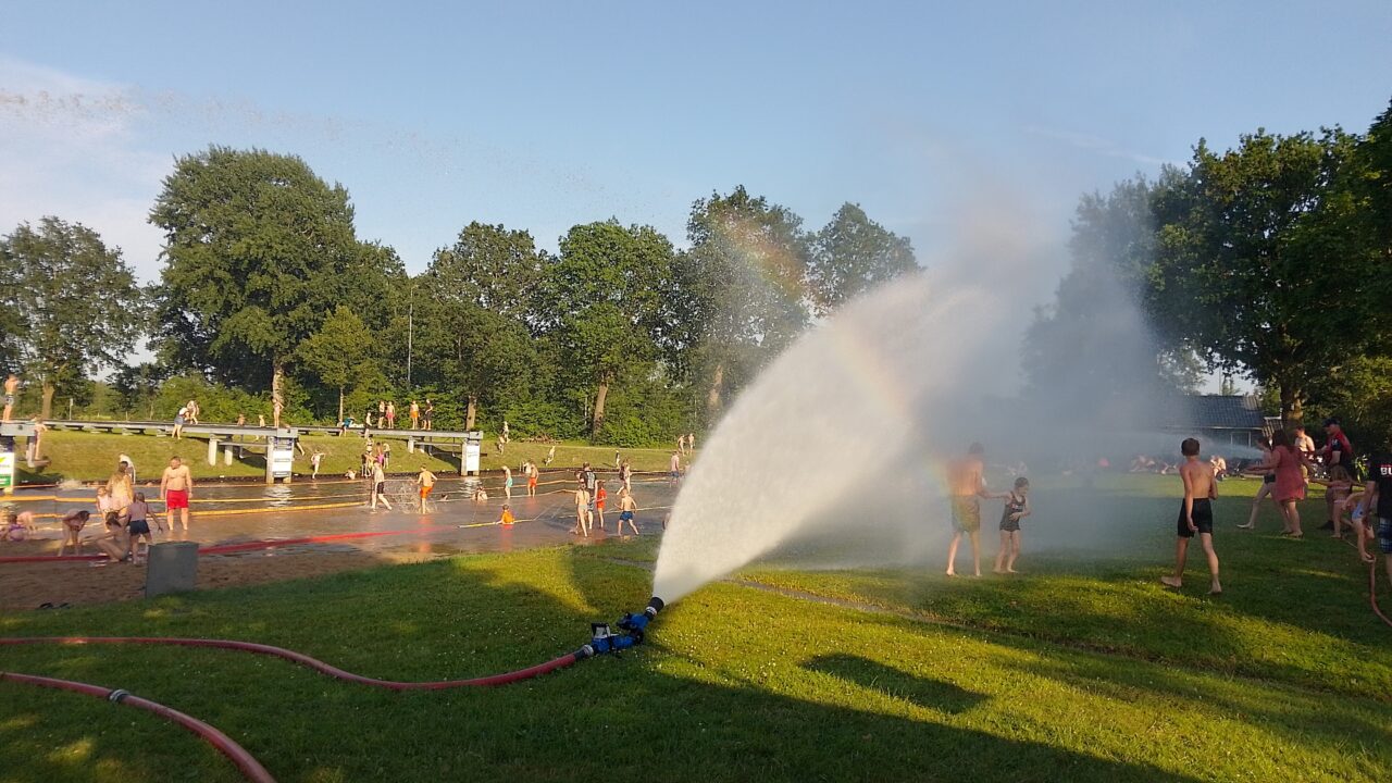 Waterpret op fierljepterrein trekt veel bezoekers in Buitenpost