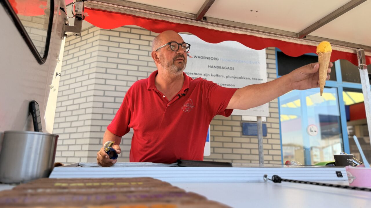 IJscoman rijdt met 55 jaar oude ijskar van Hengelo naar Schiermonnikoog