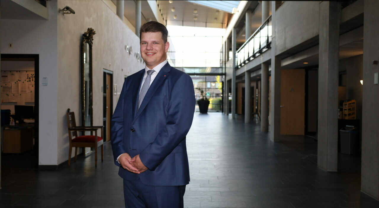 Tieme Heeringa (20) officieel beëdigd als jongste wethouder van Nederland