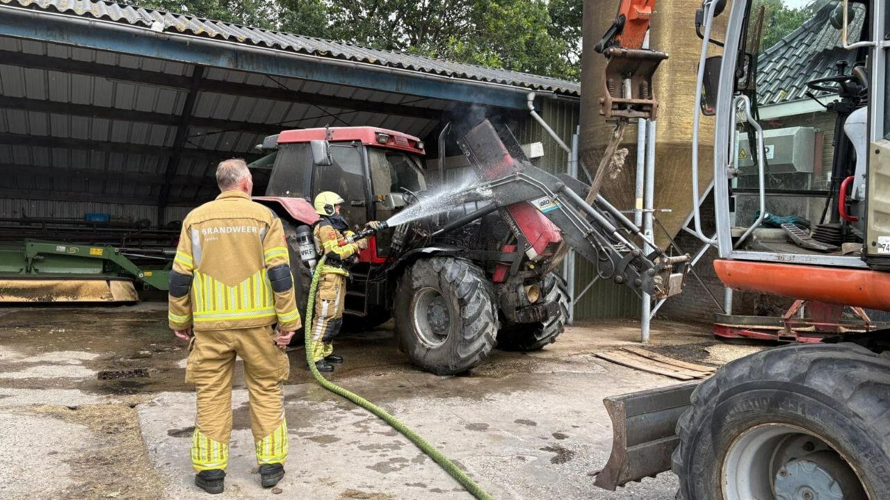 Rookontwikkeling bij trekker door kortsluiting in Tytsjerk
