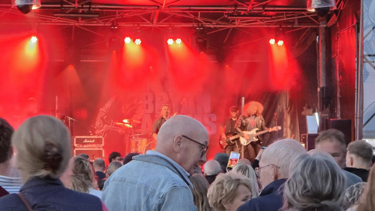 Rockliefhebbers genieten van eerste avond SOA in Surhuizum