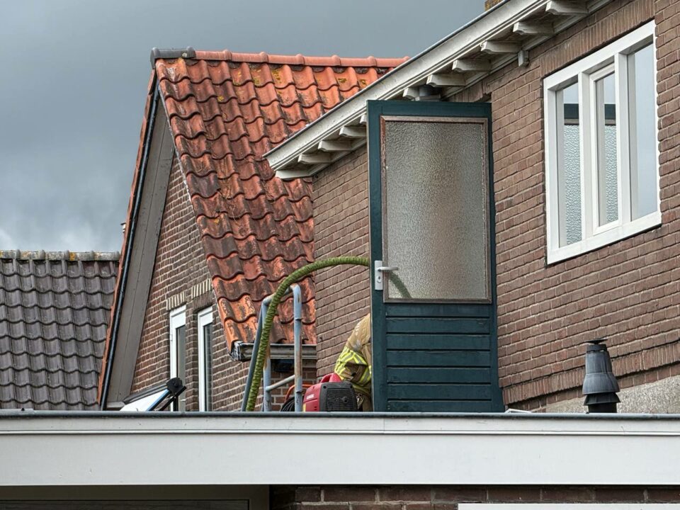 Rook uit woning in Surhuisterveen na brand in toilet