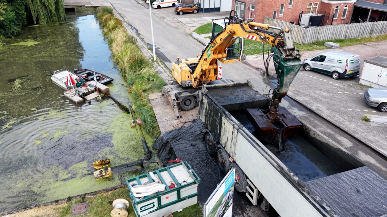 100.000 kuub bagger voor versterking van de zeedijk: 