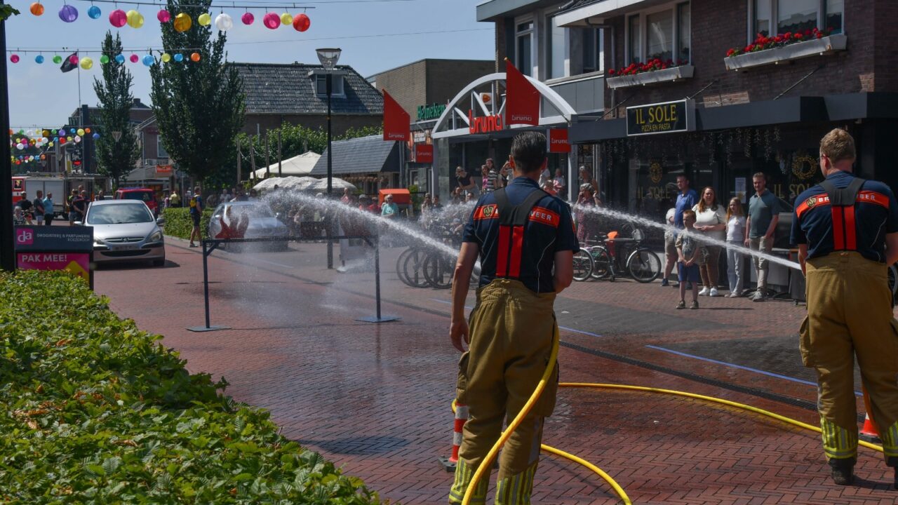 Veel publiek bij brandweerdemonstratie in Surhuisterveen