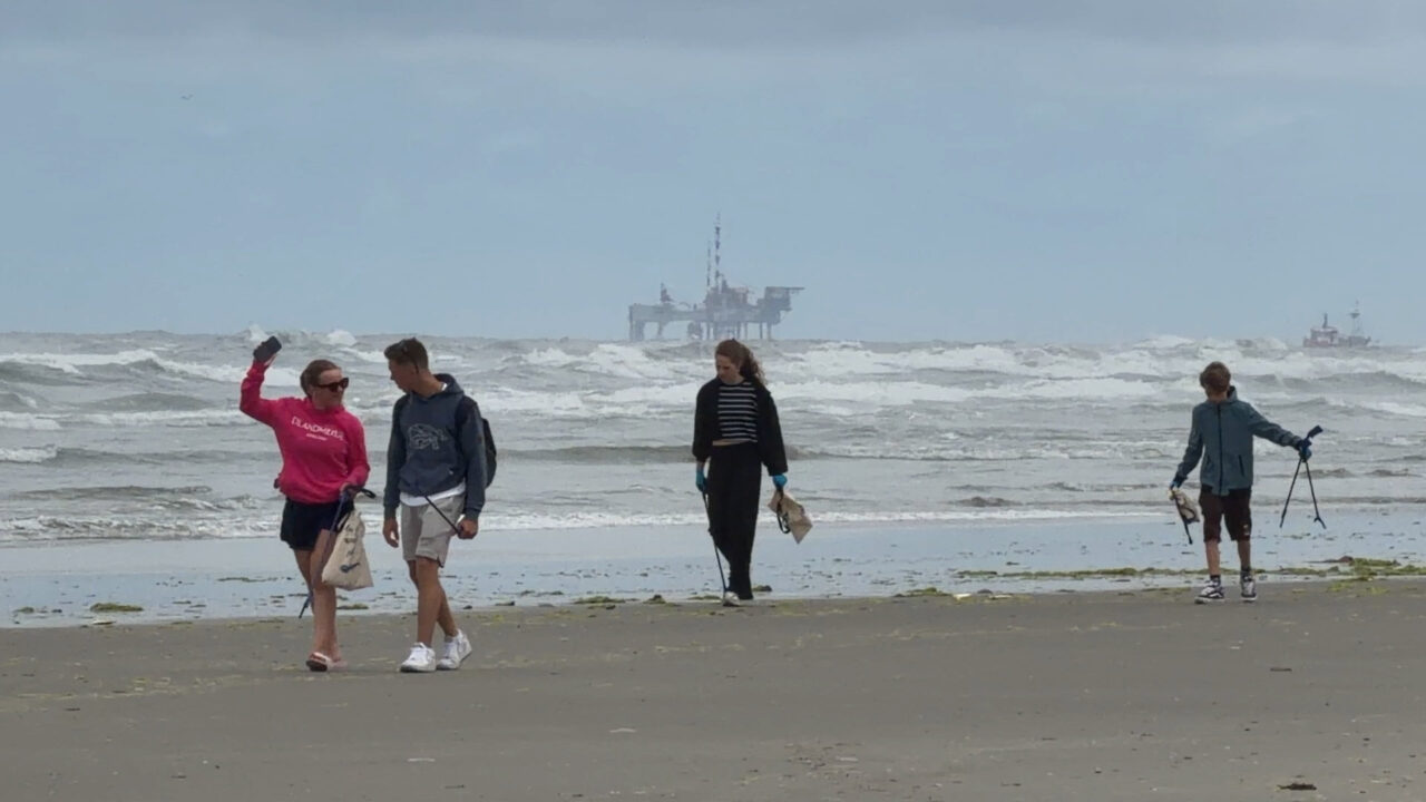 Grijpgrage vrijwilligers jutten strand van Ameland schoon: 