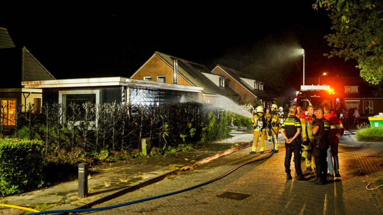 Coniferenhagen gaan in vlammen op in Noardburgum, politie stelt onderzoek in