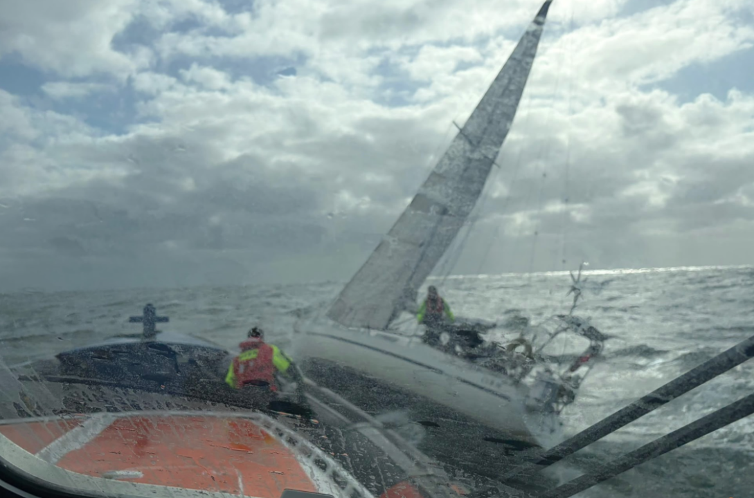 Vermoeide bemanning van zeiljacht door KNRM naar Borkum begeleid