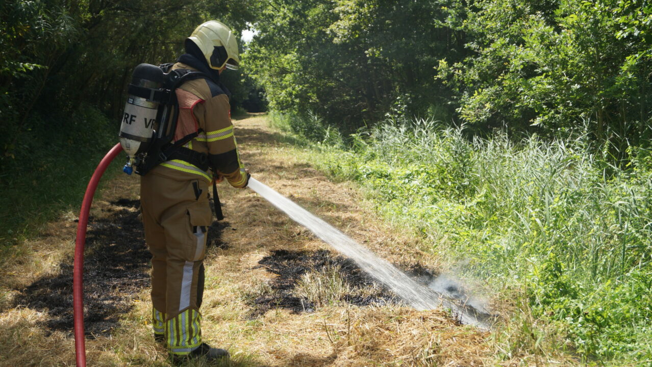 Bermbrand snel geblust langs de Lange Reed in De Westereen