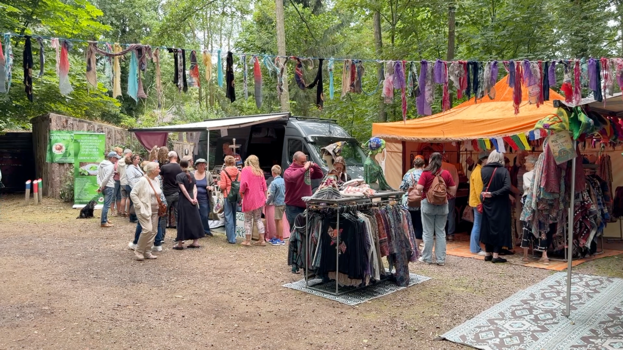 Moai Fuort 12: De wereld van de hippies op Flower Powermarkt in Buitenpost