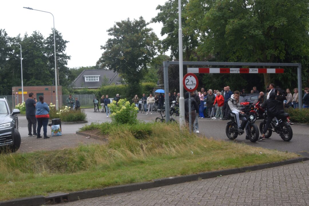 Opnieuw protest tegen komst nachtopvang asielzoekers in sporthal Surhuisterveen