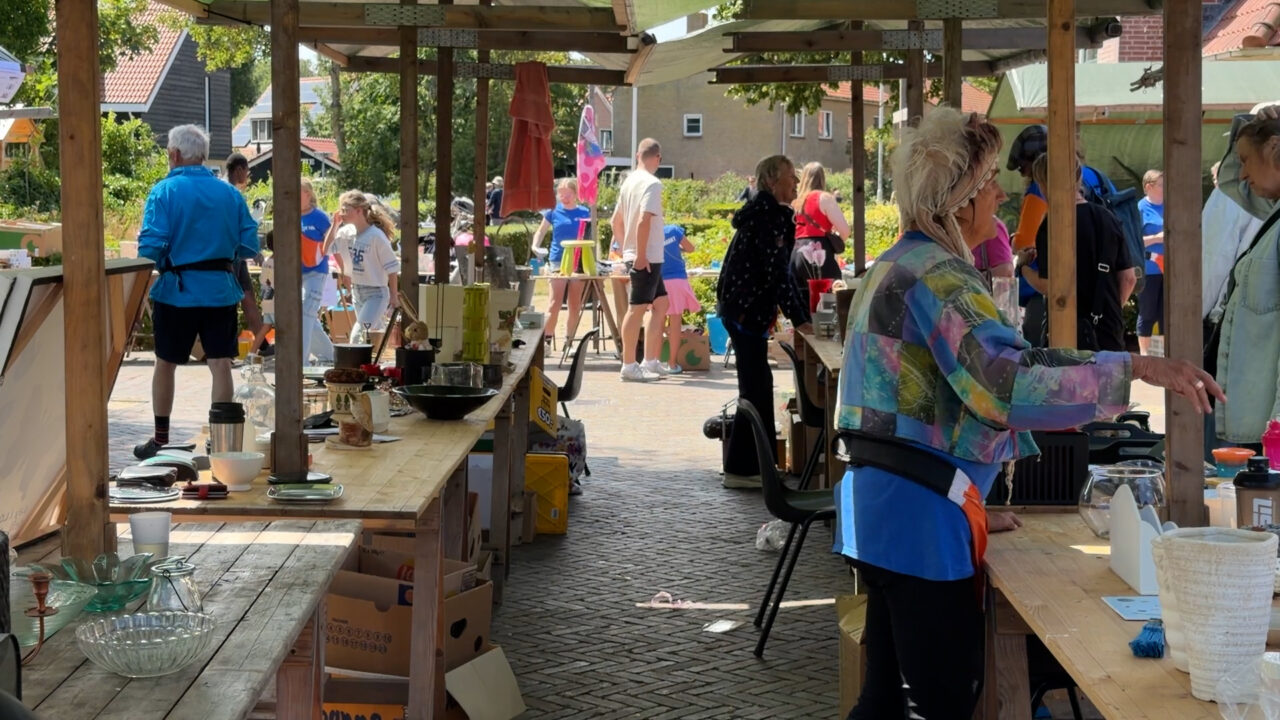 Mensen om 10 uur al in rij voor roddelmarkt Ameland: “Voor ons is het formidabel”