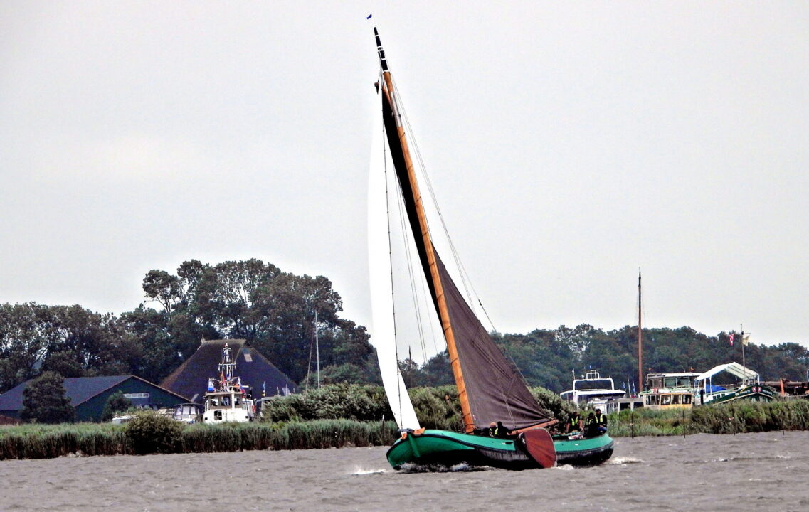 Sneek wint bij Terherne na uitgestelde start, Grou blijft koploper