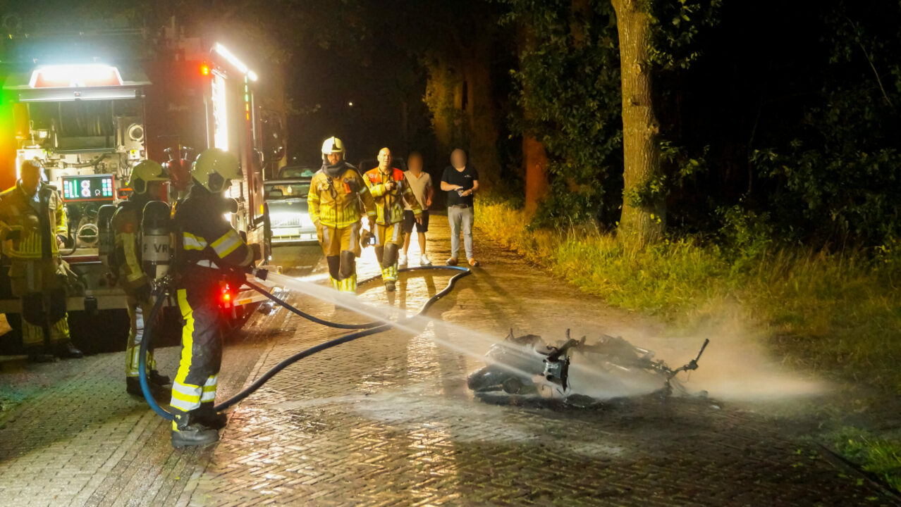 Scooter uitgebrand op De Zwette in Feanwâlden