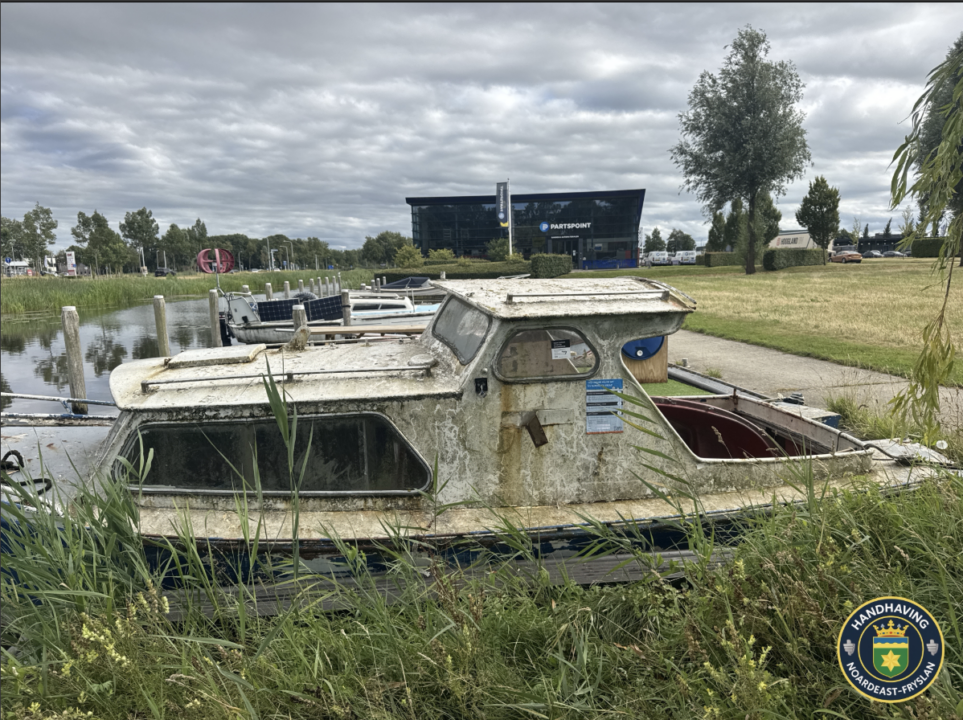 Eigenaar boot gezocht, vaartuig aan Wâldfeart in Dokkum dreigt te worden verwijderd