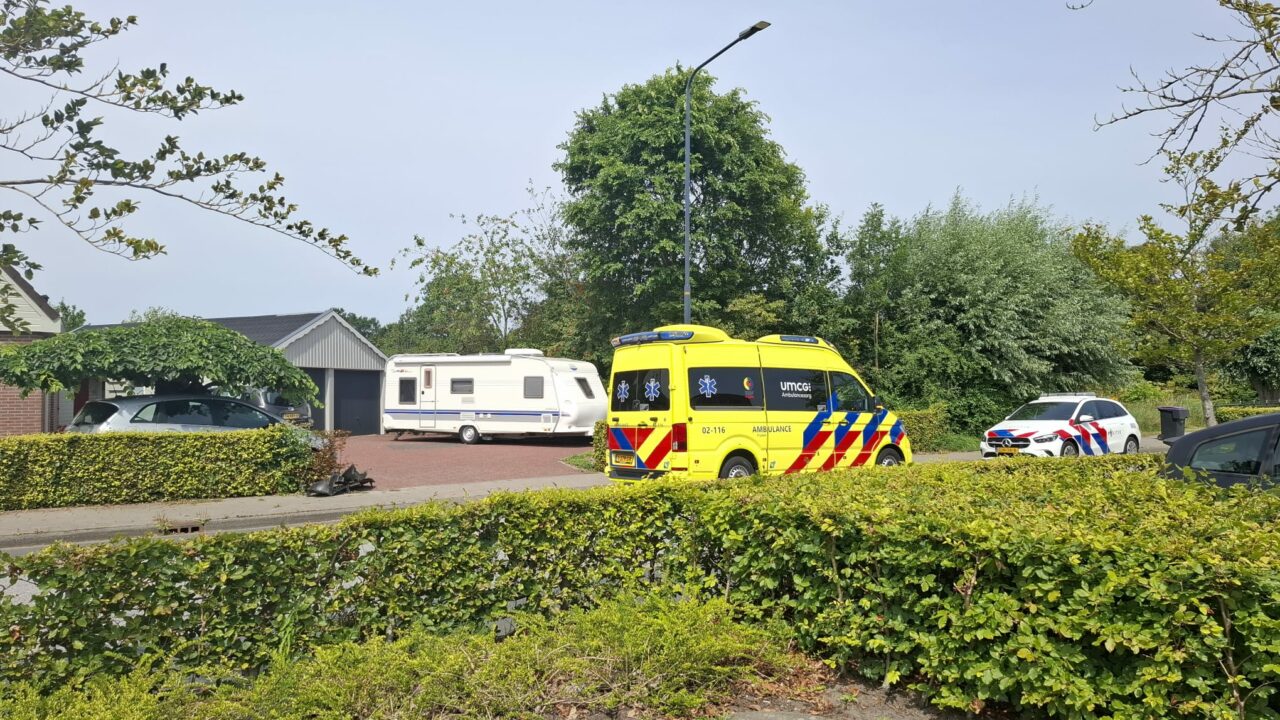 Automobilist belandt met auto in tuin van woning in Kootstertille