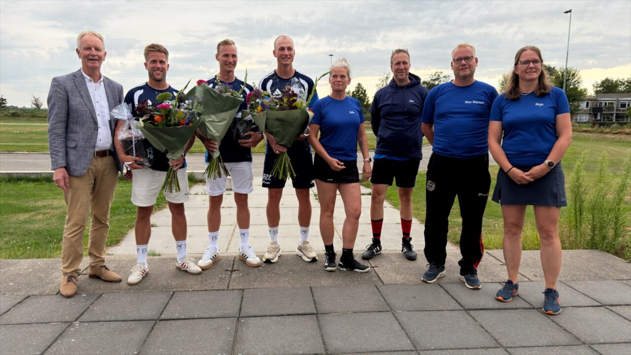 PC-winnaars feestelijk gehuldigd in Burgum: ''Fantastisch, klein maar fijn''