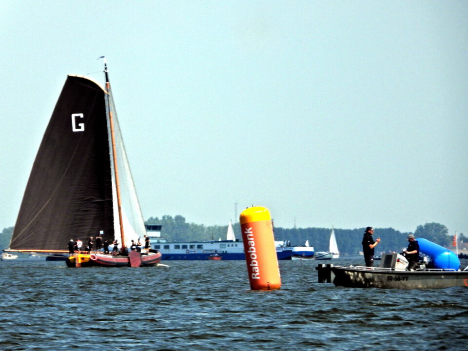 Grou kampioen SKS na magistrale inhaalrace, Heerenveen wint in Lemmer