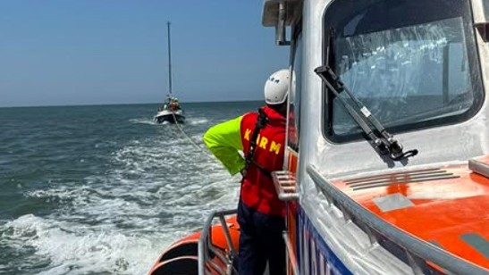 KNRM Lauwersoog sleept jacht met motorproblemen naar haven
