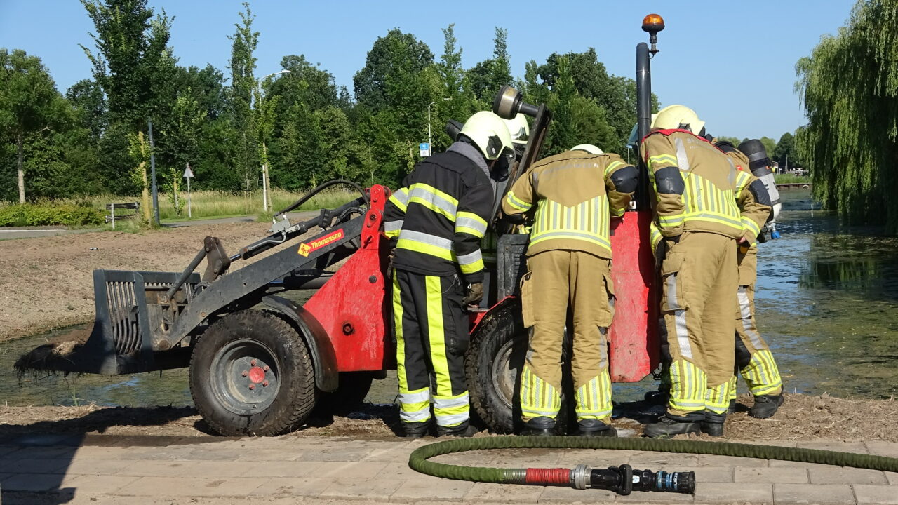 Shovel vat vlam tijdens werkzaamheden in Dokkum