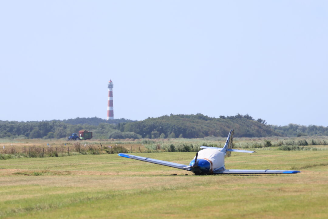 Piloot maakt noodlanding in weiland op Ameland, geen gewonden