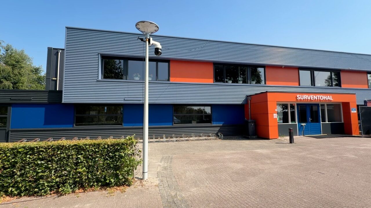 Vijf fracties Achtkarspelen spreken steun uit voor college na ophef rond noodopvang Surventohal