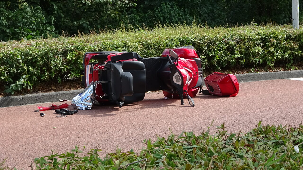 Scootmobielbestuurster gewond na botsing in Dokkum