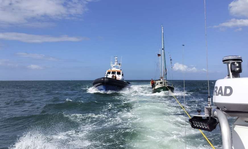 Reddingboot helpt schip met motorproblemen bij Schiermonnikoog