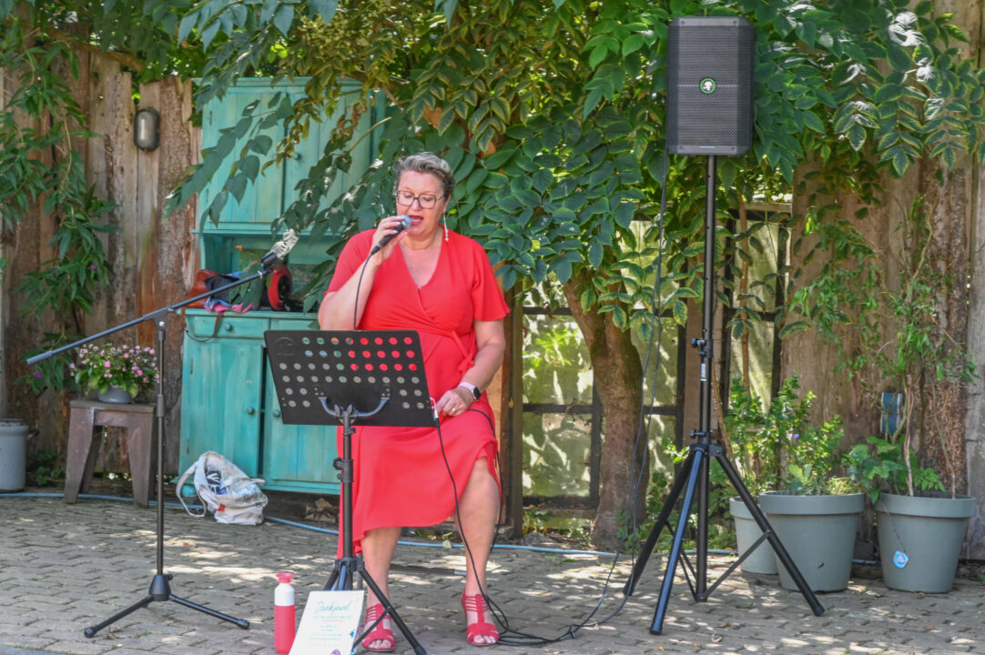 Juf Jannie treedt op bij MeM in Buitenpost