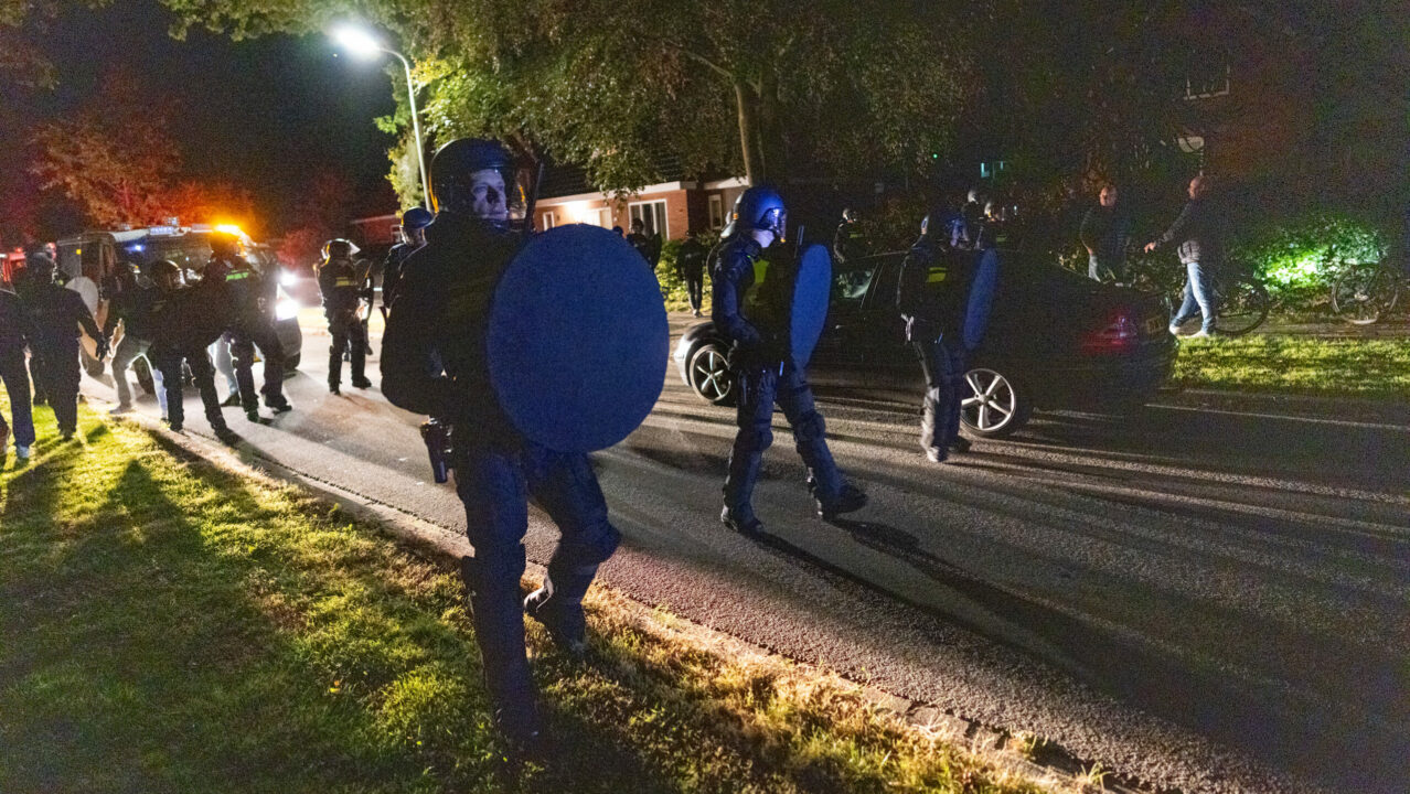 ME ingezet bij derde nacht asielopvang Surhuisterveen