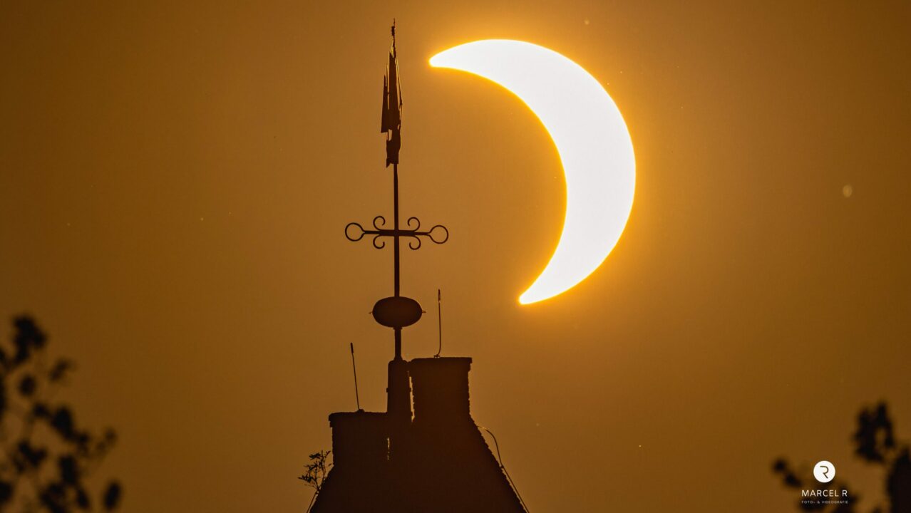 Zonsverduistering boven Noordoost-Fryslân