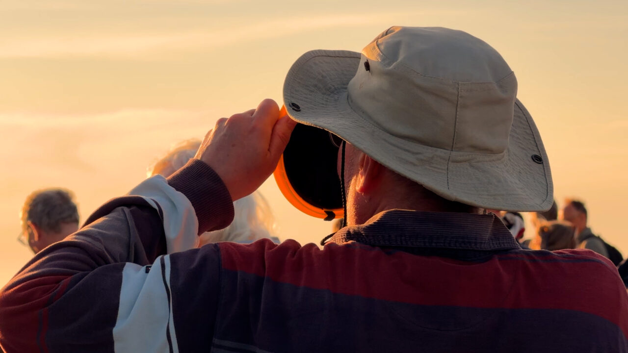 Zonsverduistering trekt veel bekijks aan Noordzeekust Ameland