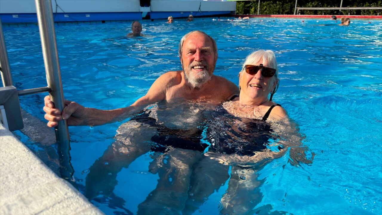 Boadzer (89) zwemt nog vijf keer per week met zus Tietsje (74): 