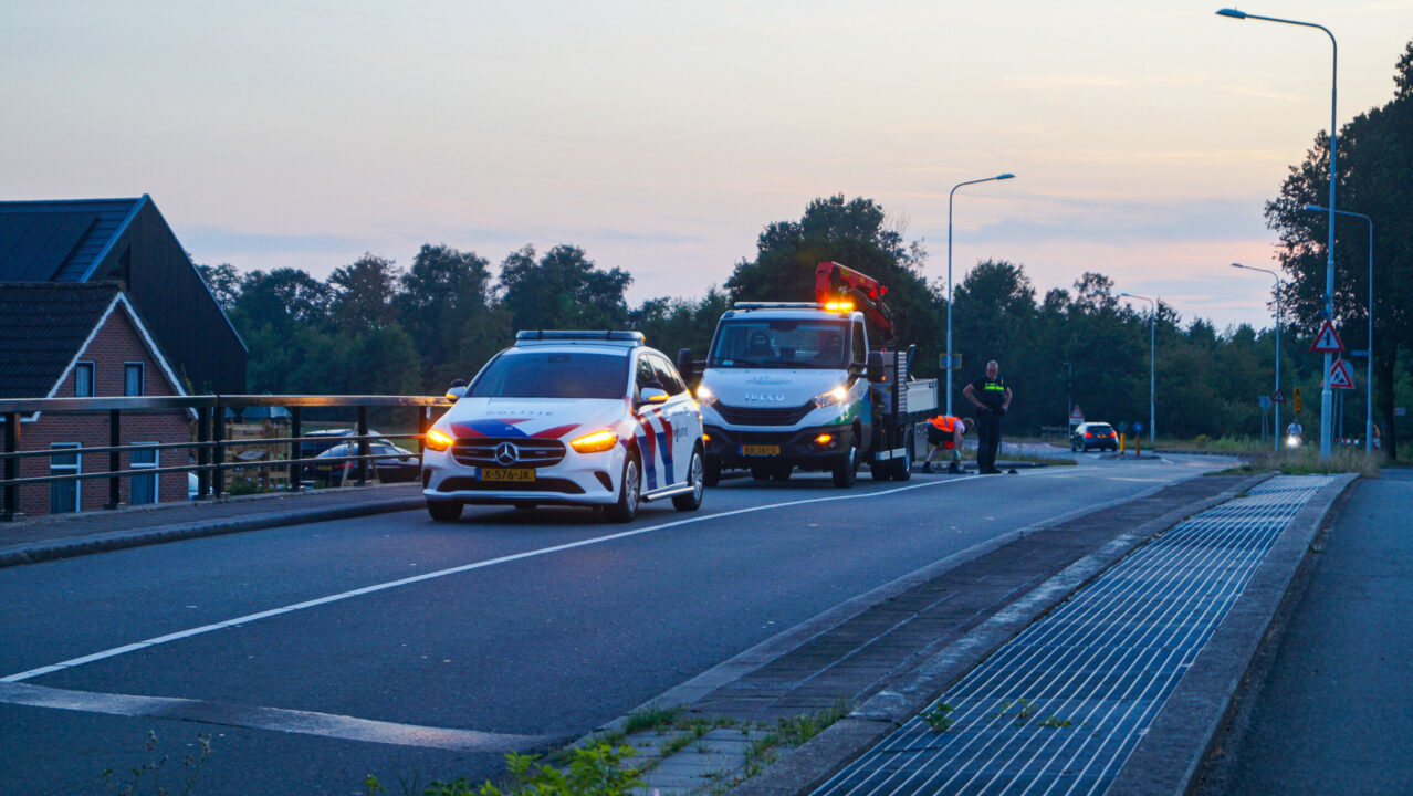 Uitstekend stuk ijzer bij brug in De Westereen weggehaald