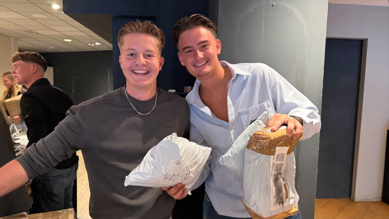 Mysteryboxen zorgen voor lange rij in Surhuisterveen: ''We binne der echt hiel bliid mei''
