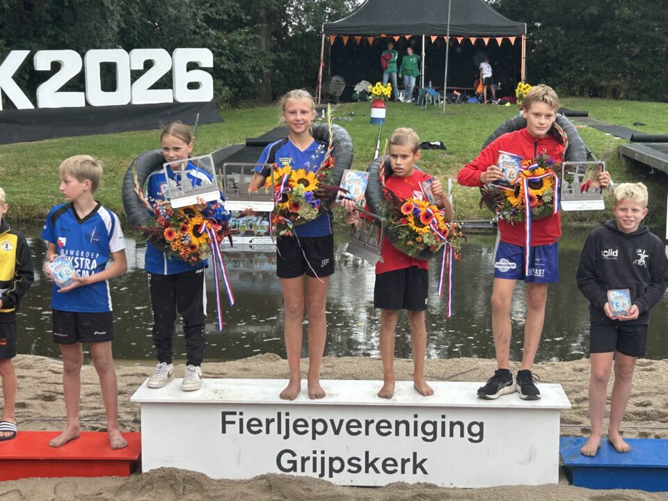 Bente Folkje de Boer uit Buitenpost pakt na FK winst ook de titel op het NK jeugd fierljeppen