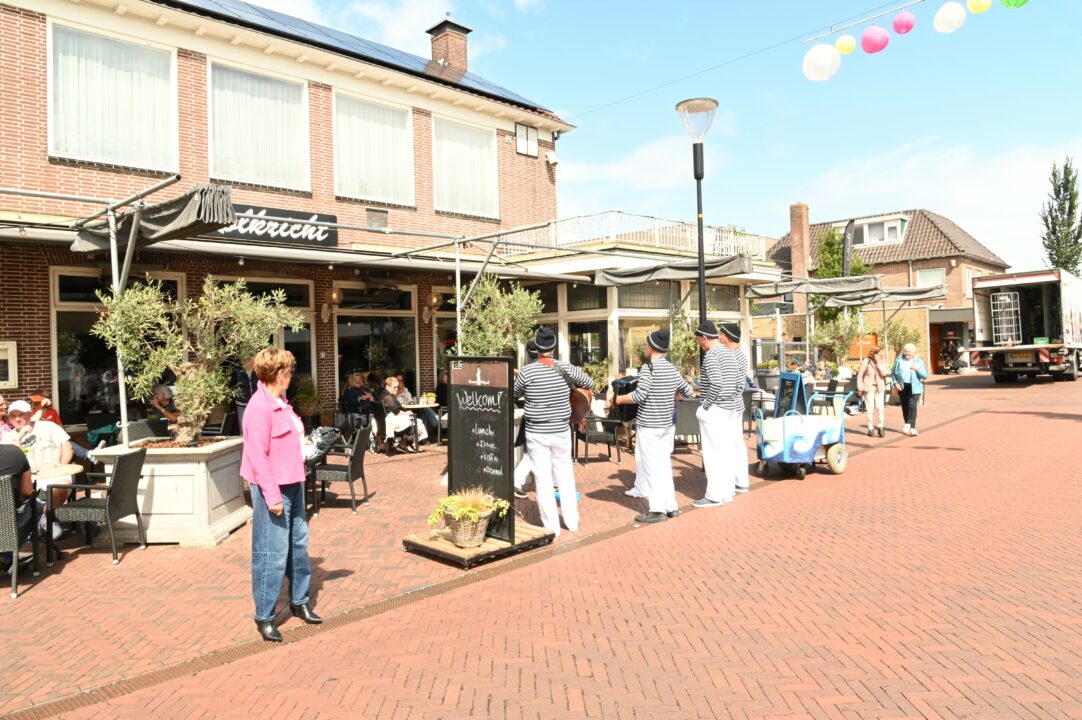 Straattheater vermaakt publiek in Surhuisterveen