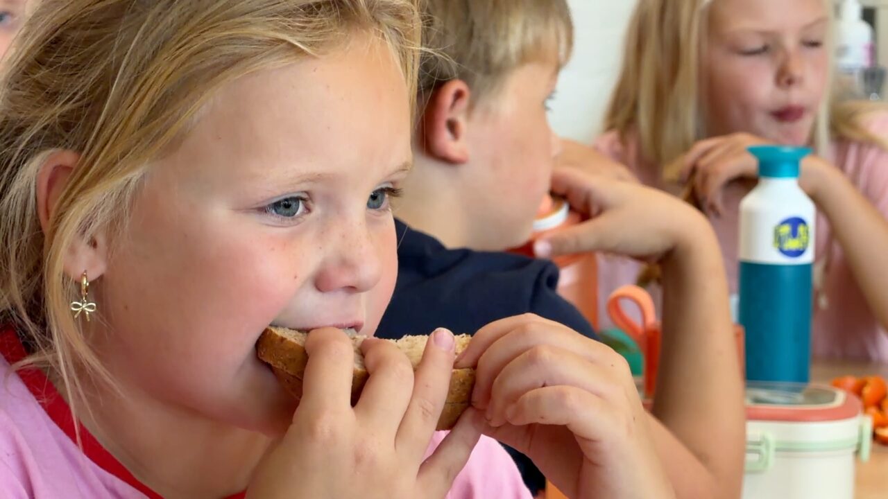 Geen lege maag in de klas: school zorgt voor brood en fruit