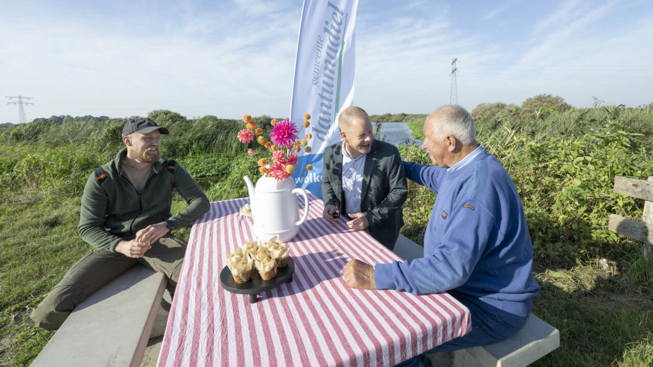 Nieuwe picknickbank symbool voor samenwerking Dantumadiel en Staatsbosbeheer