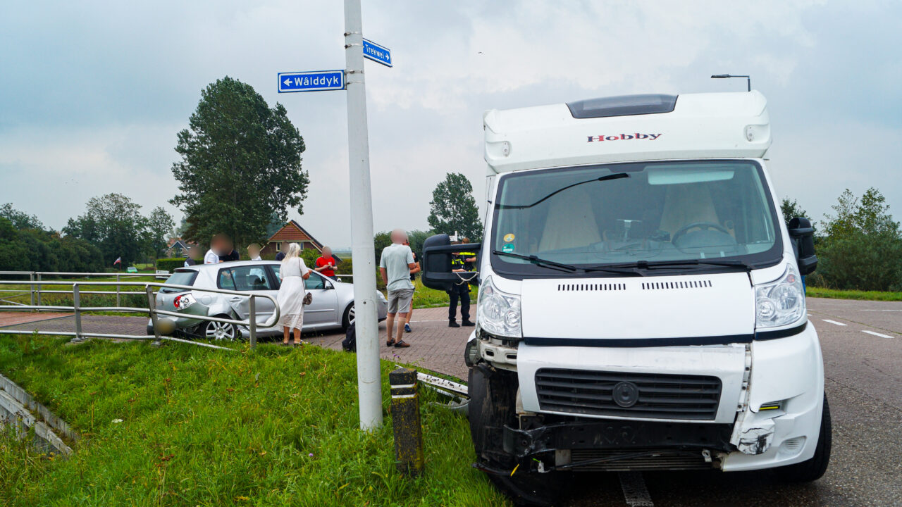 Camper en auto botsen op kruising bij Driezum