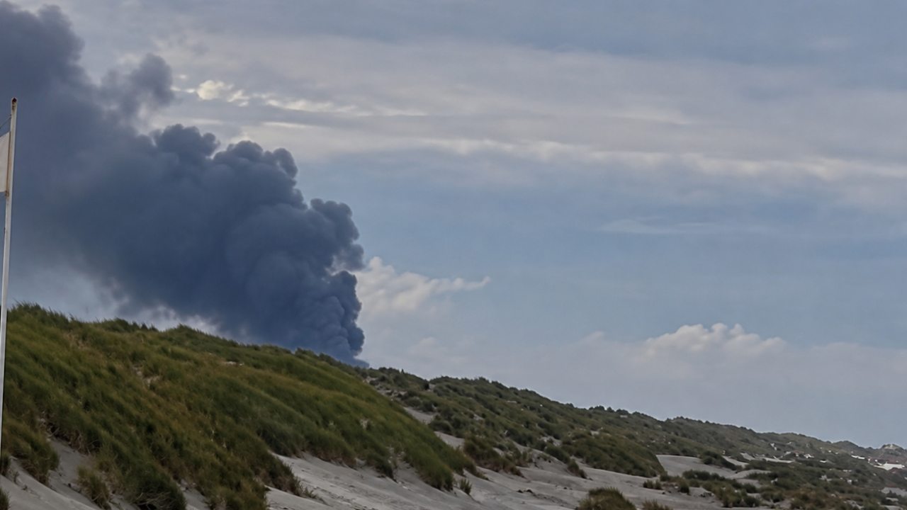 Grote brand in loods in Hollum, NL-Alert vanwege rook
